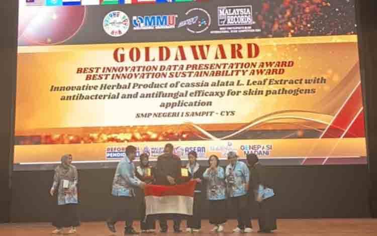 Disdik Kotim Apresiasi Pelajar SMPN 1 Sampit Raih Penghargaan pada Lomba Penelitian Internasional WSDG di Malaysia