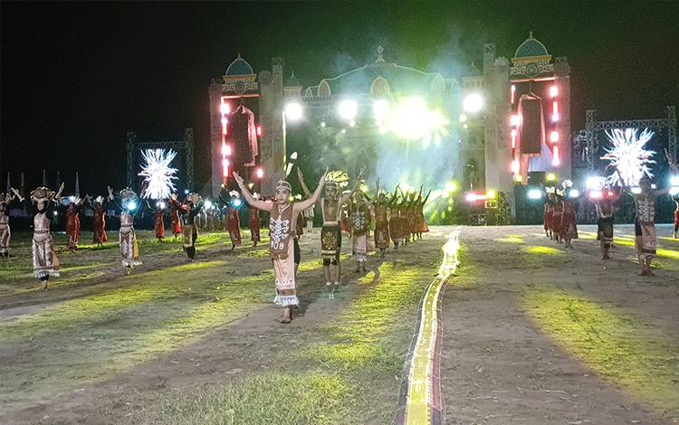 Tarian Kolosal Kemilau Cahaya di Kota Mentaya Pukau Penonton MTQ ke-56 Kotim