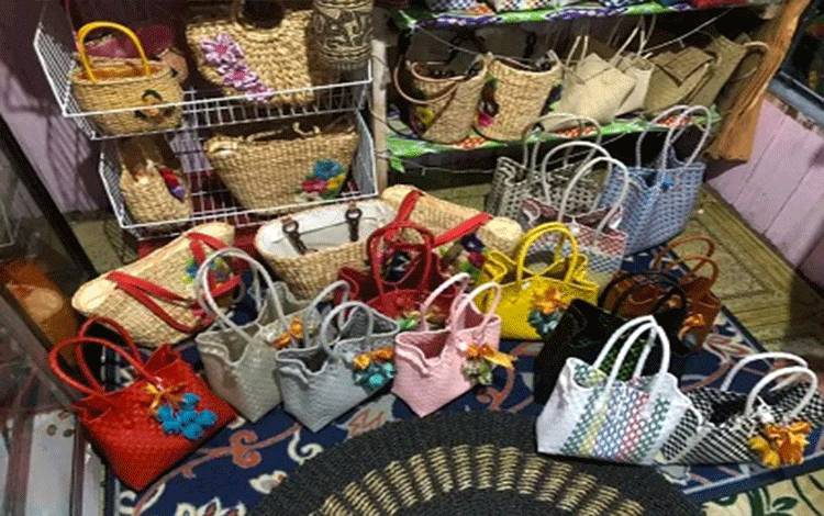 Rumah Purun Dzakira, Destinasi Wajib Pemburu Souvenir Khas Kapuas