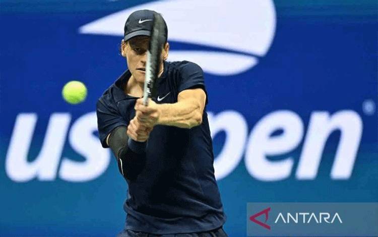 Petenis Italia Jannik Sinner mengembalikan bola saat menghadapi petenis senegara Lorenzo Musetti pada perempatfinal US Open 2025 di New York, Amerika Serikat, Kamis (4/9/2025). Jannik Sinner melangkah ke semifinal US Open 2025 setelah mengalahkan Lorenzo Musetti 6-1, 6-4, 6-2. (ANTARA FOTO/Xinhua/Li Rui/rwa.)