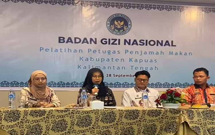 Pelatihan Petugas Penjamah Makan bagi para petugas Satuan Pelayanan Pengenalan Gizi (SPPG) pada Minggu, 28 September 2025, bertempat di Fovere Hotel Kapuas. (FOTO. Rayyana)