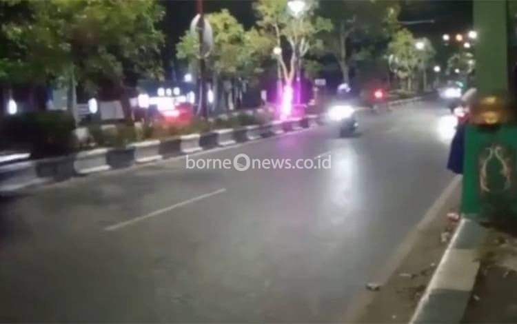 Balap liar yang terekam kamera warga di seputaran Jalan Tambun Bungai - Bundaran Kecil Taman Raja Bunu, Kuala Kapuas beberapa waktu lalu. (FOTO. IST)