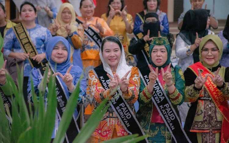 Bunda PAUD Kabupaten Seruyan, Ny. Welduline Ahmad Selanorwanda, ?saat hadir dan memberikan paparan dalam kegiatan Apresiasi Bunda PAUD Tingkat Provinsi Kalimantan Tengah 2025 (Foto : Ist)