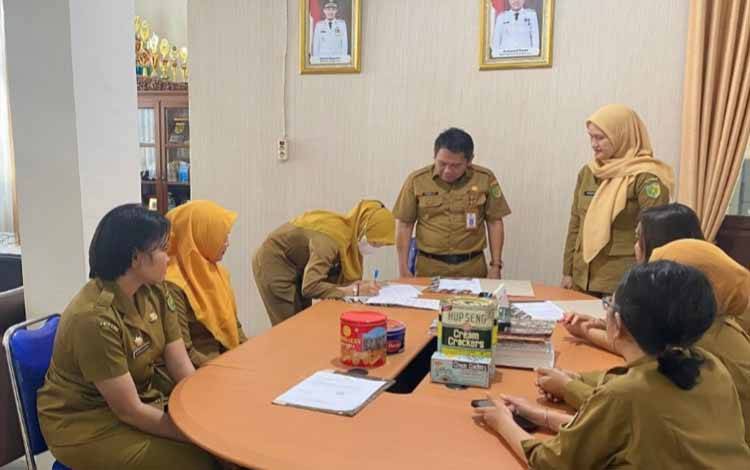 BKPSDM Palangka Raya Serahkan SK Pengangkatan CPNS IPDN 2025