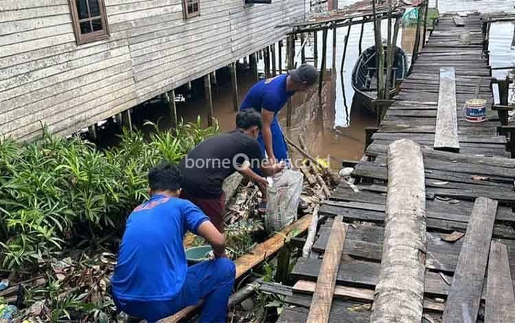 Satpolairud Polres Kapuas Bersama Warga Sei Dusun Bersih-Bersih Pesisir DAS Kapuas