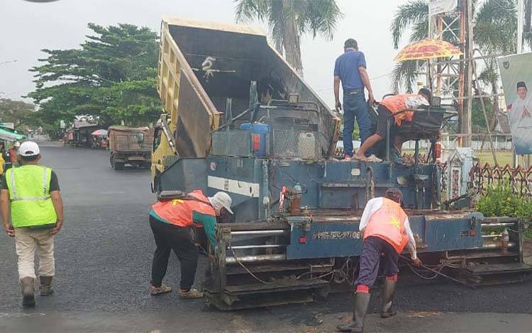 Dinas PUPR Seruyan Aspal Ulang Empat Jalan Utama di Kuala Pembuang