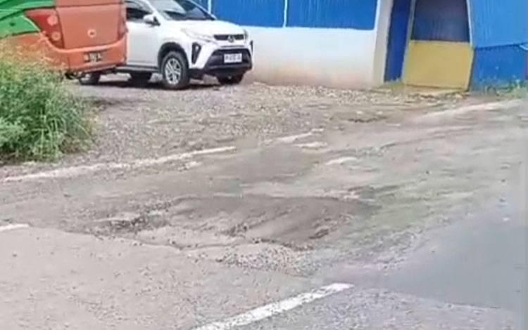 Masih Menjadi Kawasan Rawan Laka, Jalan Pemuda Handel Tabalien Kapuas Kembali Rusak