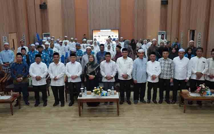 Foto bersama saat rangkaian pelepasan kafilah di Aula kemenag Kalteng. (FOTO: BIRO ADPIM SETDA KALTENG)