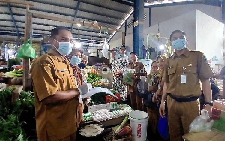 Pastikan Pangan Aman, Tim GEMPUR Pasar Lakukan Pengawasan di Pasar Pendopo Muara Teweh