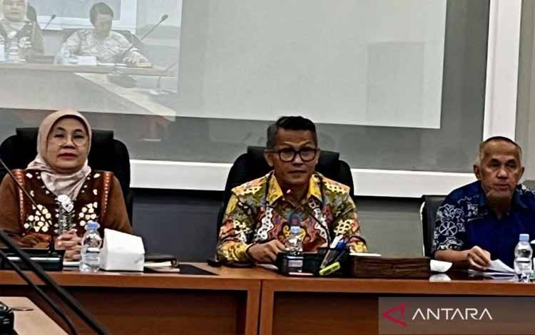 Juru Bicara Kemenperin Febri Hendri Antoni Arief (tengah) memberikan paparan dalam jumpa pers Indeks Kepercayaan Industri (IKI) Bulan September 2025 di Jakarta, Selasa (30/9/2025). (ANTARA/Arnidhya Nur Zhafira)