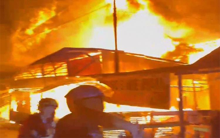 Kebakaran Hebat Landa Kawasan Padat Penduduk Pasar Basarang Kapuas