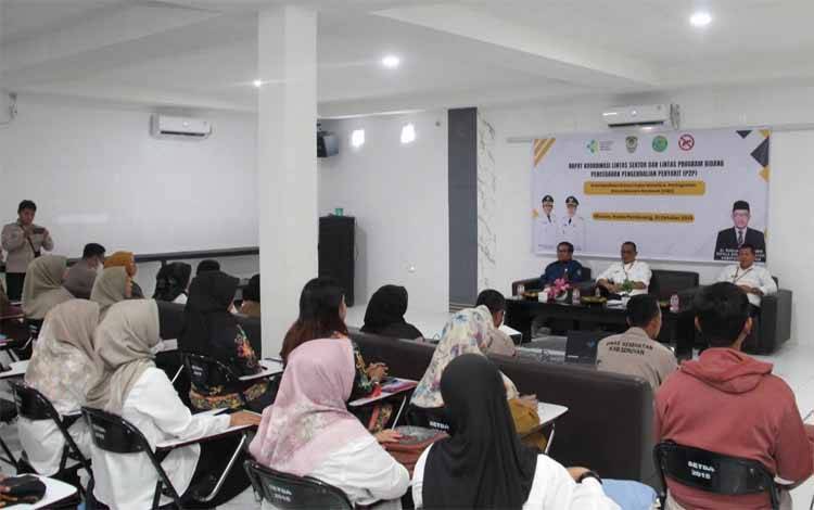 Plh. Sekda Seruyan, dr. Bahrun Abbas membuka Pertemuan Koordinasi Lintas Program dan Lintas Sektor Bidang P2P.