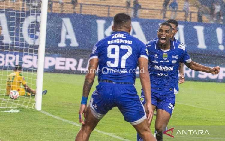 Pesepak bola Persib Bandung Uilliam Barros (kanan) berselebrasi dengan pesepak bola Persib Bandung Rosembergne Da Silva Berguinho (kiri) usai mencetak gol ke gawang Persebaya Surabaya saat laga lanjutan BRI Super League 2025 di Stadion Gelora Bandung Lautan Api (GBLA), Bandung, Jawa Barat, Jumat (12/9/2025). Persib berhasil mengalahkan Persebaya dengan skor akhir 1-0. ANTARA FOTO/Novrian Arbi/foc. (ANTARA FOTO/NOVRIAN ARBI)