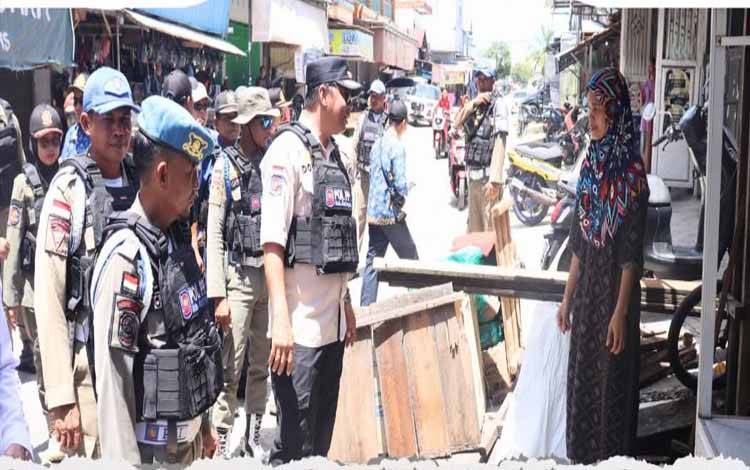 Satpol PP dan Damkar Katingan Tertibkan Pedagang di Pasar Kereng Pangi Hampalit