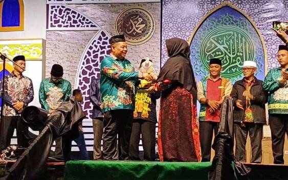 Camat Tualan Hulu Admadi Sastra menerima piala juara ke-3 MTQ tingkat kabupaten dari Wakil Bupati Kotawaringin Timur Irawati, Rabu, 1 Oktober 2025. (FOTO: DEWIP)