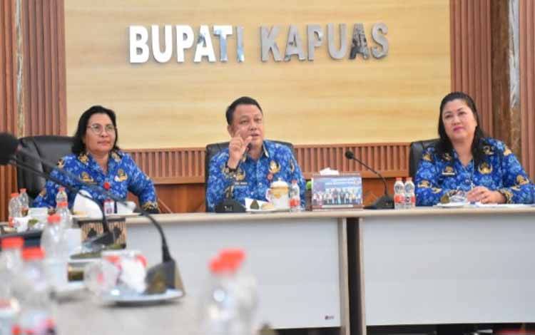 Sekda Kapuas Usis I. Sangkai memimpin Rapat Pengelolaan Sampah Kabupaten Kapuas di Ruang Rapat Bupati Kapuas, Rabu, 1 Oktober 2025. (FOTO. Diskominfosantik Kps)