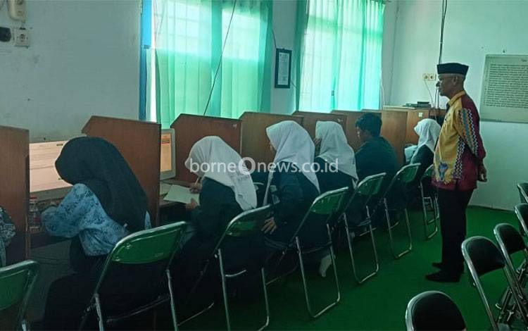 Kemenag Kapuas Monitoring Olimpiade Madrasah Indonesia Tingkat Provinsi