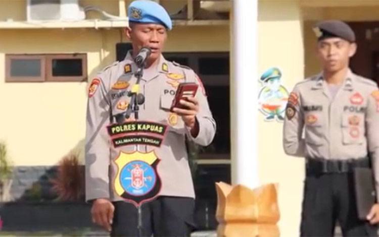 Kasipropam Polres Kapuas AKP Siswanto saat memberikan sosialisasi tegas mengenai larangan bergaya hidup hedonis bagi seluruh Pegawai Negeri pada Polri (PNPP) dan keluarga mereka di lingkungan jajaran Polres Kapuas, Kamis, 2 Oktober 2025. (FOTO. Humas Polres Kapuas)