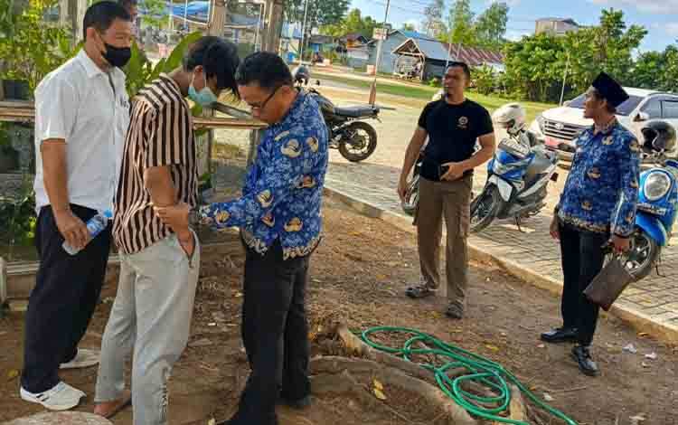 Warga Kelurahan Kalawa Temukan Seorang Pria Tanpa Identitas dengan Kondisi Terikat