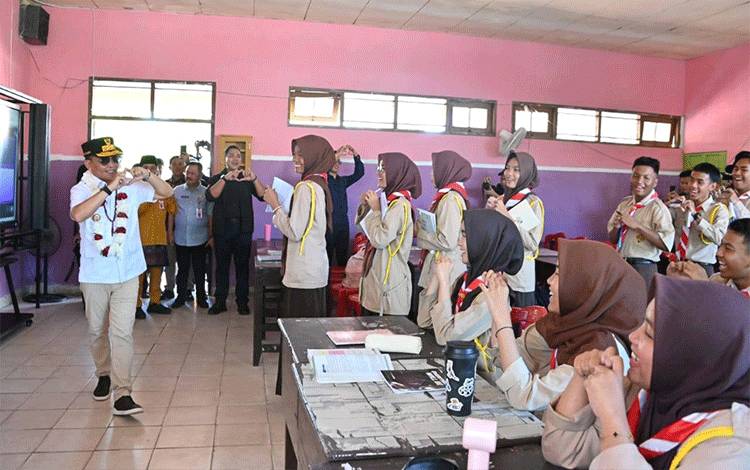 Gubernur Kalteng Tinjau Digitalisasi Pembelajaran di SMA 1 Kumai