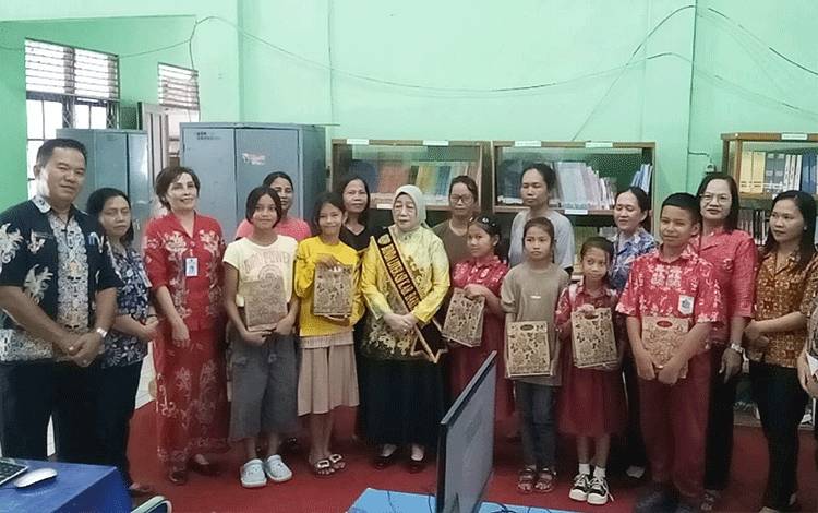 Ketua TP PKK Bartim Dukung Pelatihan Membatik dan Kursus Keterampilan Anak di Hari Batik Nasional