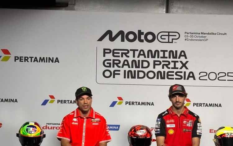 Pembalap Pertamina Enduro VR46 Racing Team Franco Morbidelli (kiri) bersama pembalap Ducati Lenovo Francesco Bagnaia (kanan) dalam konferensi pers di Sirkuit Mandalika, Lombok, Kamis (02/09/2025). (ANTARA/FAJAR SATRIYO)