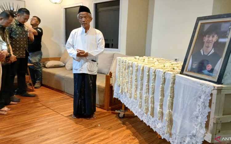 Jenazah gimnastik artistik putra, Naufal Takdir Al Bari (19), yang meninggal akibat kecelakaan saat latihan di Penza, Rusia, Kamis (24/9), tiba di tanah air pada Kamis malam. (ANTARA/Azmi Samsul M)