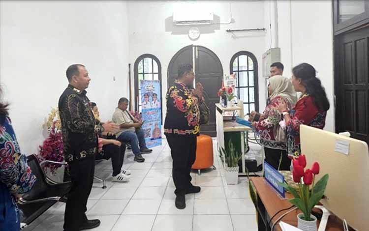 DPMPTSP Kalteng Terima Visitasi Monev KI, Perkuat Transparansi Publik