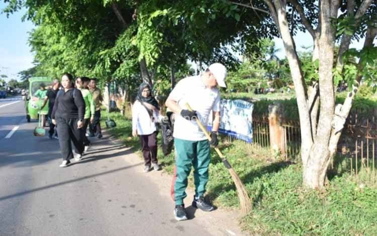 Gerakan Jumat Bersih dan Hijau di SMKN 3 Kuala Kapuas Tekankan Budaya Peduli Lingkungan