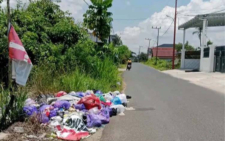 Kesal Sampah Menumpuk, Warga Gang Damai Kuala Kapuas Ancam Viralkan Pelaku Buang Sampah Sembarangan