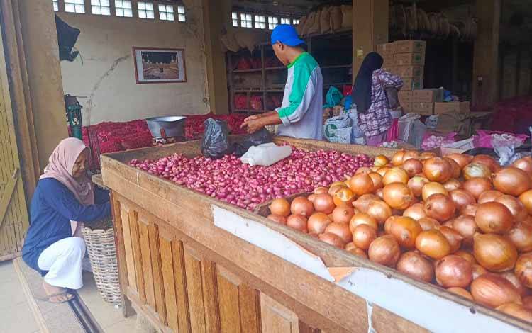 Harga Cabai Turun di Kobar, Bawang dan Daging Ayam Justru Naik