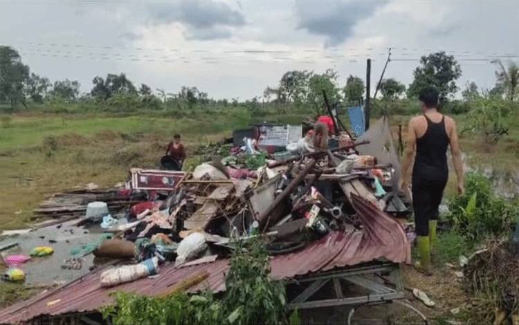 Hujan Es dan Angin Kencang Hantam Dadahup Kapuas, Puluhan Rumah Rusak Parah