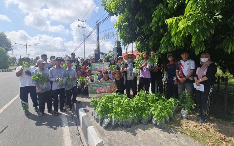 UPT BPPBTPH Kalteng Gandeng Mahasiswa dan Siswa SMK Bagikan Bibit Cabai