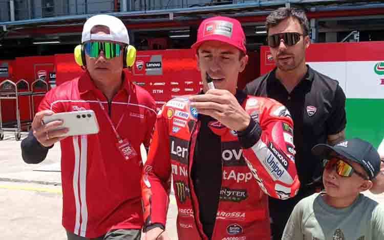 Pembalap Marques usai melaksanakan sesi latihan bebas pada hari pertama ajang MotoGP Indonesia di Sirkuit Mandalika, Nusa Tenggara Barat di Lombok Tengah, Jumat (03/10/2025). ANTARA/Akhyar Rosidi.