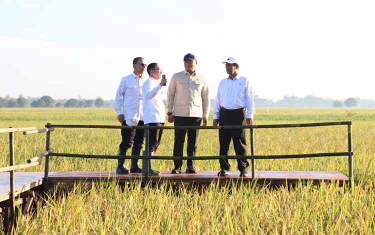 Menteri Pertanian Andi Amran Sulaiman (kanan), Wakil Menteri Pertanian Sudaryono (kedua kanan). ANTARA/HO-Humas Kementan