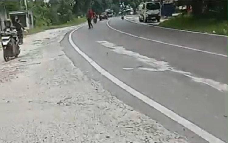 Tumpahan Solar di Jalan Ahmad Yani Pangkalan Bun Sebabkan Pengendara Motor Tergelincir