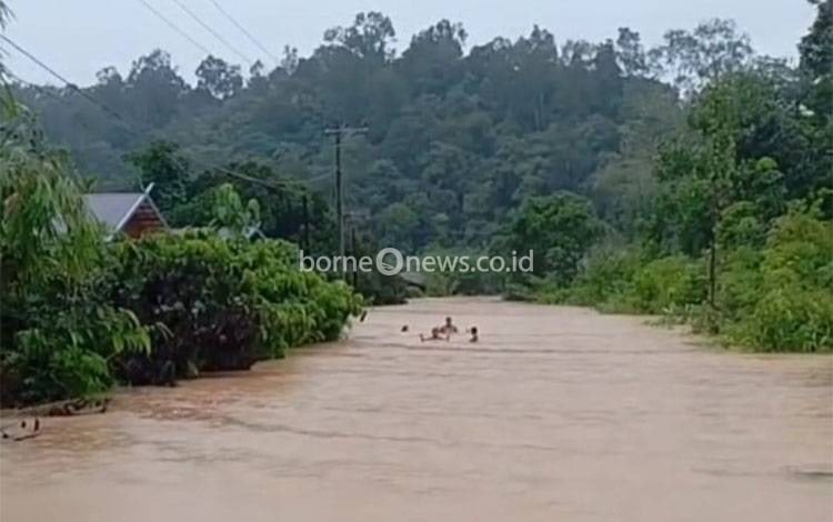 Hujan Deras 10 Jam, Banjir Landa Kapuas Hulu-Jalan Penghubung Putus