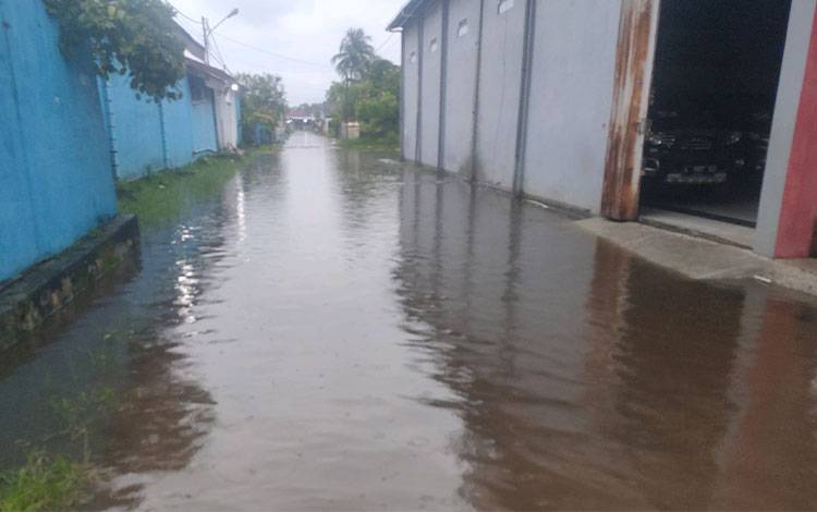 BPBD Kotim Imbau Warga Rutin Bersihkan Saluran Air untuk Cegah Banjir