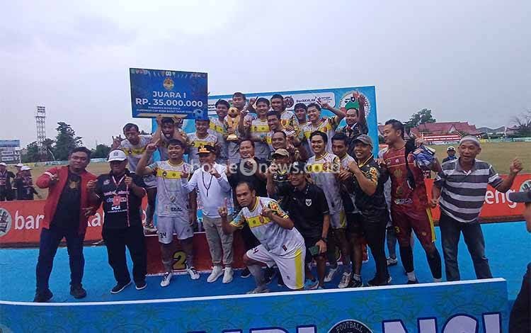 Kobar United Juara Gubernur Cup Zona Barat Usai Tumbangkan Persera Seruyan Melalui Pertandingan Sengit di Tengah Hujan