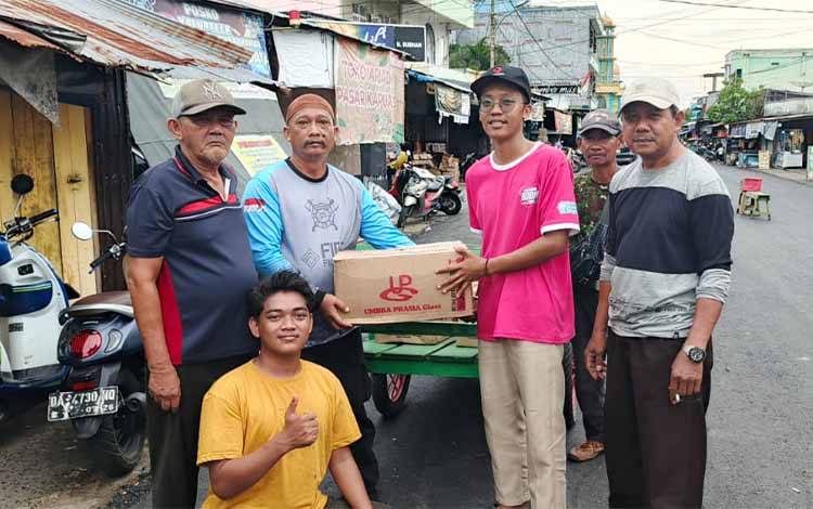 BPK Anggrek 4 Al Hidayah ketika menerima sumbangan berupa puluhan dos piring dari pihak sales Banjarmasin? di Jalan Anggrek, Kuala Kapuas pada Sabtu, 4 Oktober 2025. (FOTO. Sugi)