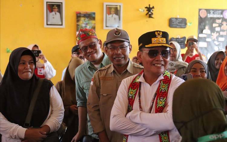 Gubernur Kalteng Tinjau Pembelajaran Digital dan Layanan Kesehatan Gratis Kecamatan Hanau