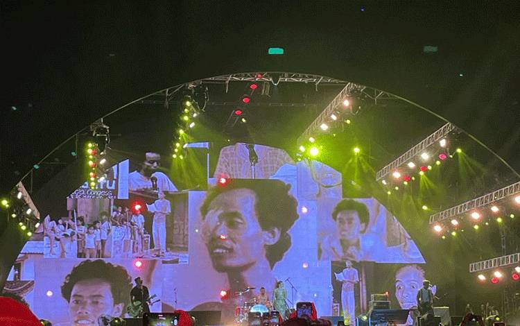 Penampilan grup musik punk rock Superman Is Dead (SID) menggandeng istri Jerinx, Nora Alexandra di panggung hari terakhir gelaran festival musik Synchronize Fest 2025 di Gambir Expo Kemayoran, Jakarta, Minggu (5/10/2025) malam. ANTARA/Sri Dewi Larasati