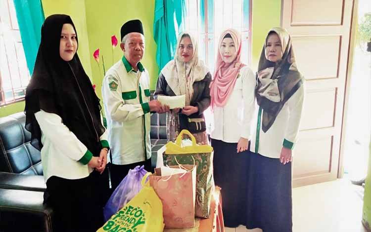 MIN 1 Kapuas Berikan Bantuan kepada Siswi Korban Kebakaran Basarang