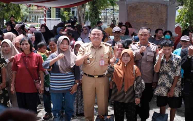 Hanya Rp20 Ribu, Masyarakat Selat Kapuas Nikmati Paket Sembako Senilai Rp150 Ribu dari Subsidi Pemerintah