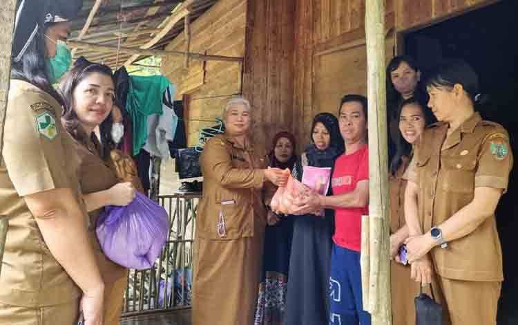 ASN DP3AKB Bartim Galang Donasi TRIPLE S Bantu Ibu Hamil Risiko KEK di Desa Matabu