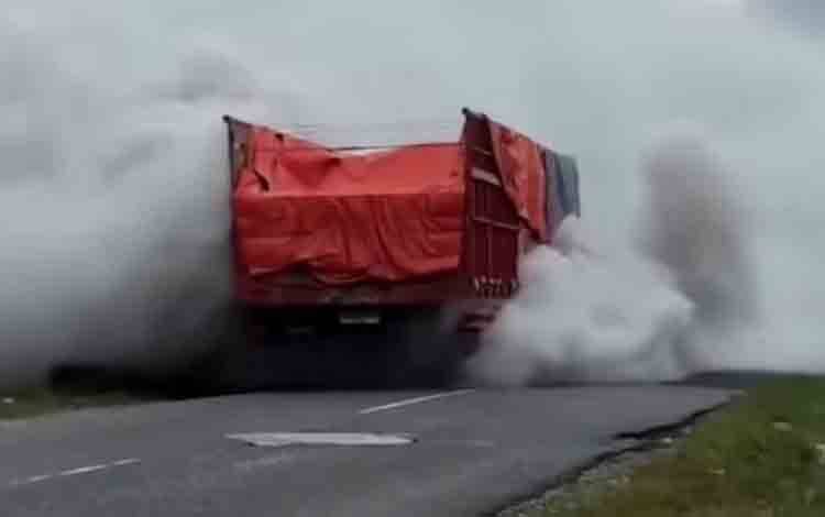 Truk Berasap di Jalan Lintas Tumbang Muroi Kapuas Buat Khawatir Pengendara Lain
