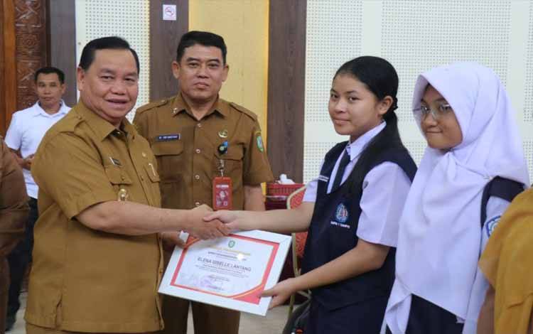 Bupati Kotim Beri Penghargaan Siswa SMPN 1 Sampit yang Raih Prestasi di Ajang Penelitian Internasional