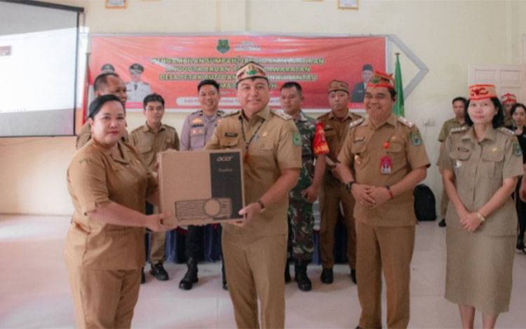 Pemkab Kapuas Dorong Penguatan Pembelajaran Digital di Pedesaan, Bantuan Penunjang Telah Diserahkan