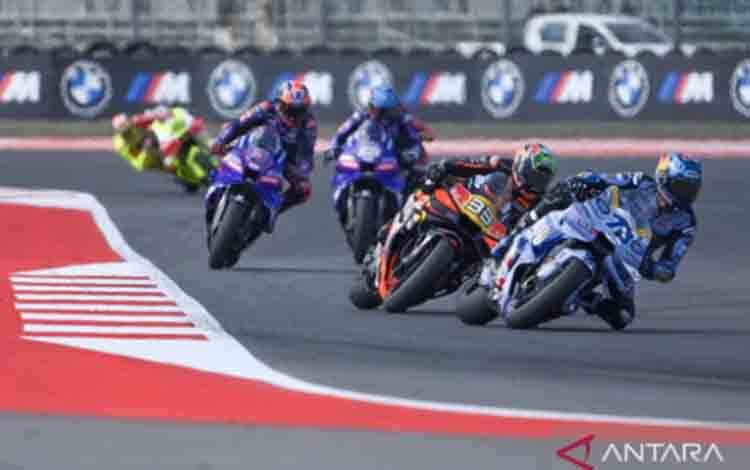 Ilustrasi- Pembalap BK8 Gresini Racing MotoGP Alex Marquez (kanan) bersma pembalap Red Bull KTM Factory Racing Brad Binder (kedua kanan) memacu sepeda motornya saat sesi race MotoGP Indonesia 2025 di Sirkuit Internasional Pertamina Mandalika, Lombok Tengah, Nusa Tenggara Barat, Minggu (5/10/2025). ANTARA FOTO/Ahmad Subaidi/foc.