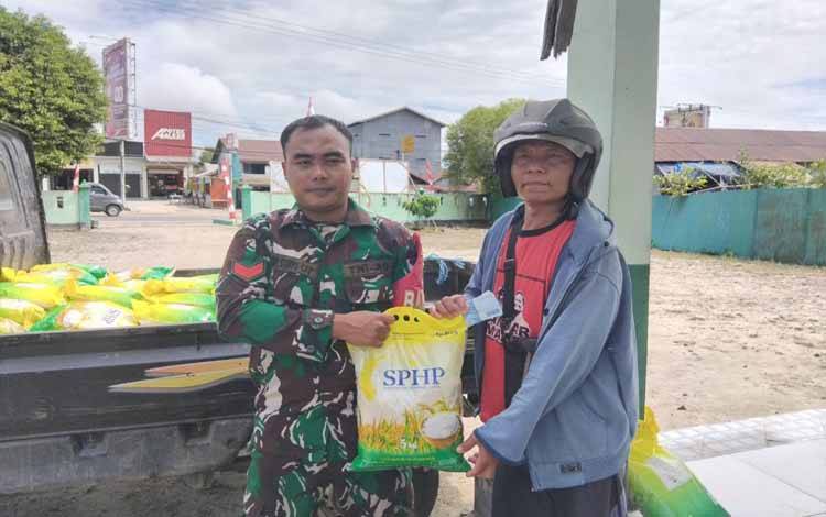 Anggota TNI menyalurkan penjualan beras SPHP di Kecamatan Marikit, Selasa, 7 Oktober 2025